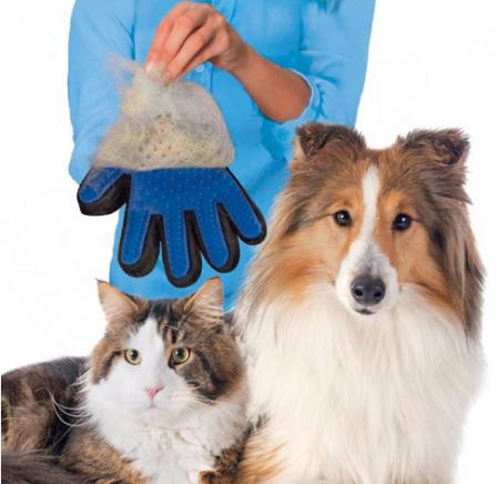 Перчатка для вычесывания шерсти домашних животных "True Touch"