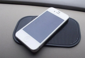 Коврик противоскользящий на панель автомобиля, 8*14 см